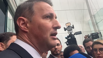 O secretário Guilherme Derrite falou com a imprensa durante o velório de Ruy Ferraz