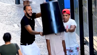 O youtuber Rafael Chocolate (de boné vermelho) publica pegadinhas há pelo menos oito anos na internet