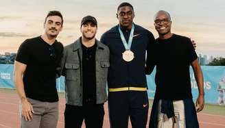 Da esquerda para direita: Rafael Cruz, Higor Lapa, Luiz Maurício, atleta do lançamento de dardo, e Renato Santos 