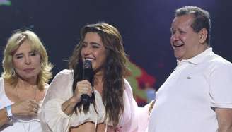 Lauana Prado ao lado dos pais 