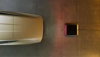 Sistema de carregamento sem fio da Tesla usa base no solo para recarregar o Cybercab por indução, sem necessidade de cabos