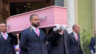 O caixão de Loana deixando a Catedral de Nice após a missa: fim de vida melancólico de uma ex-estrela da TV