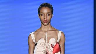 Vestido com vísceras expostas de Renata Buzzo desfilado no SPFW 