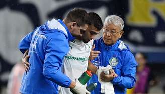 Andreas Pereira deixa o campo amparado no empate do Palmeiras contra o Remo