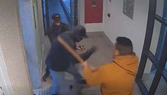Homem evitou ataque a faca contra mulher com pauladas em agressor dentro de elevador em condomínio comercial