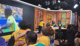 Equipe da CazéTV celebra nos bastidores