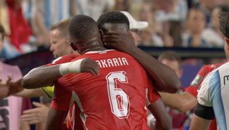Embolo, da Suíça, sai de campo aos prantos após expulsão contra a Argentina, motivada por nova regra da Copa