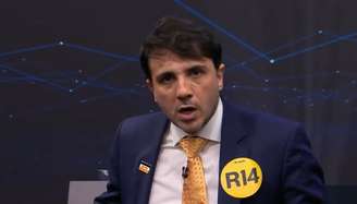 Renan Santos durante debate presidencial da Band