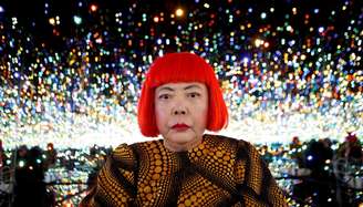 Bolinhas, abóboras e espelhos de salas infinitas são marcas registradas da arte de Kusama
