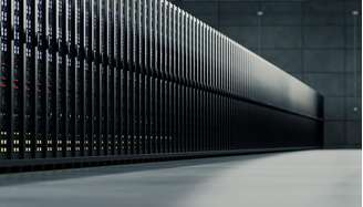 Racks de servidores com luzes piscando em uma moderna sala de data center