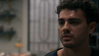 Fernando (Pedro Alves) teve uma atitude estranha na sequência de confusão no apartamento dos Brandão