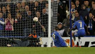 <p>Ramires observa Fernando Torres empatar a partida contra o Basel na semifinal da Liga Europa</p>