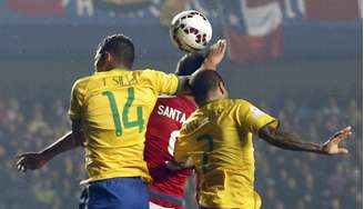 Thiago Silva tocou com a mão dentro da área brasileira; pênalti claro