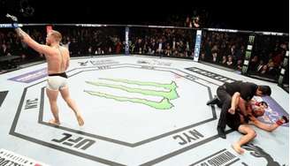 Conor McGregor dominou Alvarez e conquistou o nocaute no segundo round - (Foto: UFC)