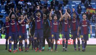 Equipe do Barcelona comemora vitória sobre o Real Madrid pelo Espanhol