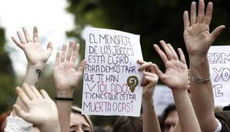Manifestantes contestam pena por "abuso sexual" a um estupro coletivo na Espanha.