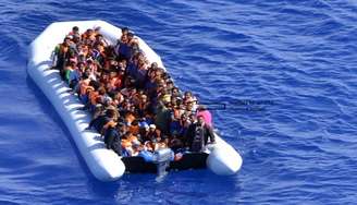 Barco inflável com migrantes no Mediterrâneo Central, em foto de arquivo