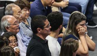 Familiares e amigos ao lado do corpo da coordenadora pedagógica Marilena Ferreira Umezu, uma das vítimas do ataque ocorrido na Escola Estadual Raul Brasil, durante o velório realizado na manhã desta quinta-feira (14) na Arena Suzano, no Parque Max Feffer, em Suzano, na Grande São Paulo