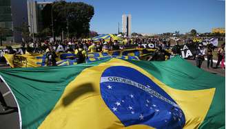 Manifestantes contrários ao presidente da República, Jair Bolsonaro, participam de manifestação na Esplanada dos Ministérios, em Brasília, na manhã deste domingo, 21