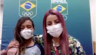 Letícia Bufoni (à esquerda) ao lado de Rayssa Leal, a Fadinha, de 13 anos, entraram ao vivo na TV Globo durante a cerimônia de abertura dos Jogos Olímpicos (Foto: Reprodução / TV Globo)