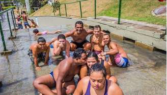 Índio, com os alunos do projeto na Zona Oeste do Rio de Janeiro (Foto: Fausto Lemos/divulgação)
