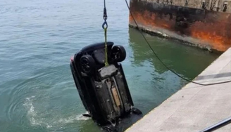 Casal erra a entrada da balsa e carro cai no mar no litoral de SP