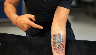 Tatuagem feita pelo técnico Luciano Spalletti em homenagem ao título do Napoli – Reprodução