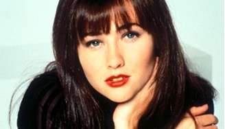 Shannen Doherty como Brenda, a doce garota do interior que tentava se encontrar entre os ricos de Beverly Hills em 'Barrados no Baile'