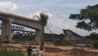 A ponte desabou no domingo, 22. Há três mortes confirmadas e 14 pessoas desaparecidas.