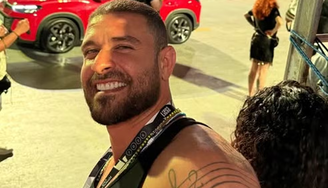 Diogo Nogueira ao acompanhar desfile de Paolla pela Grande Rio