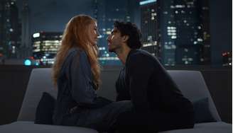 Blake Lively e Justin Baldoni em cena de 'É Assim que Acaba'; disputa judicial envolvendo os bastidores do filme ganha documentário