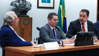 Relator, deputado Paulo Magalhães (à esq.), vota pela cassação do deputado Glauber Braga (à dir.) no conselho de ética da Câmara dos Deputados