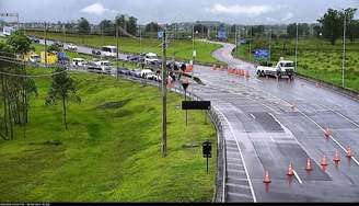 Descida da serra na Tamoios foi interditada por excesso de chuva na noite desta sexta-feira, 4. Operação acontece em sistema de pare e siga.