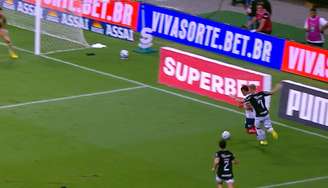 Momento do pênalti de Pedro Henrique em Tiago. 