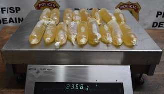 A mulher pretendia levar as drogas, que totalizaram em mais de 2 quilos para a cidade de Paris, na França.