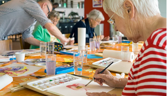 Arte em grupo traz benefícios para a saúde mental de indivíduos mais velhos