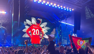 Em primeiro show após retorno, Oasis homenageia Diogo Jota