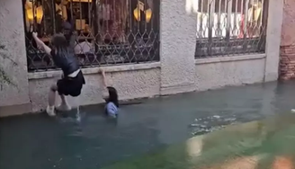 Gôndola vira e turistas caem na água em canal de Veneza
