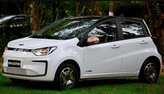 JAC e-JS1 é o carro elétrico mais barato do Brasil há dois anos, embora ainda tenha preço pouco acessível.