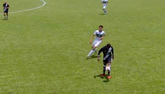 Kaio, da Ponte Preta, faz embaixadinhas antes de receber cartão amarelo