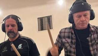 Andreas Kisser em foto ao lado de Bruce Dickinson durante gravações para o álbum solo do cantor.