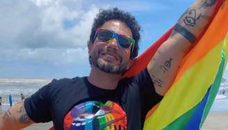Carlos Filhar vira exemplo de como a dor do desamor afeta os homens gays