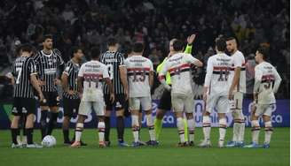 Corinthians x São Paulo foi marcado por discussões, arremesso de objetos em campo e gesto obsceno.