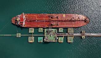 Navio petroleiro no terminal de distribuição da Petrobras em São Sebastião
17 de abril de 2026
REUTERS/Amanda Perobelli