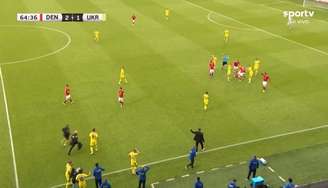 Momento em que Eriksen passa mal e precisa ser atendido em campo 