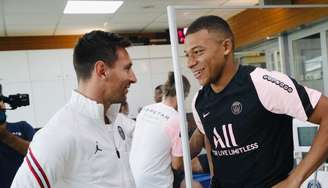 Mbappé recepciona Messi, recém-contratado pelo PSG, em 2021.
