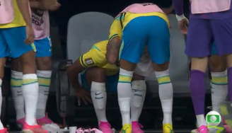 Neymar ainda não entrou em campo nesta segunda-feira, 29, mas aconselhou jogadores durante o intervalo