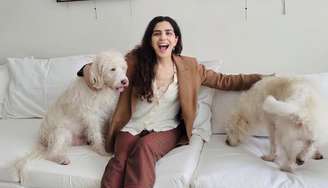 Letícia Sabatella com seus cachorros, Bertholdo e Bebê