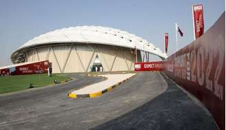 <p>Réplica de estádio fotografada no Catar durante inspeção da Fifa</p>