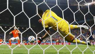 <p>Goleiro argentino Romero defendeu duas cobranças de pênaltis para dar classificação à final</p>